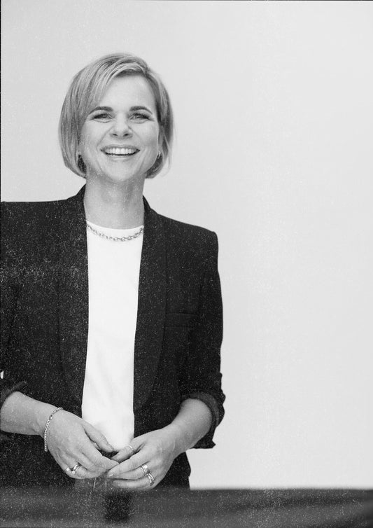Julia Menger (Moderatorin) empfiehlt Tränen – Stures dummes Herz